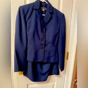 Halston classic pinstriped Long Sleeve Women’s Suit Skirt
Great condition !